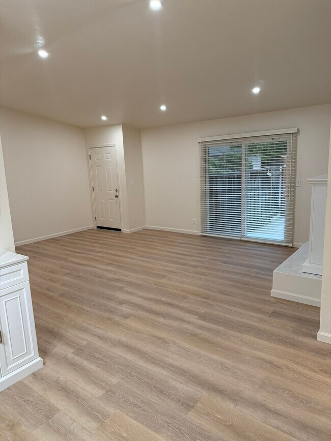 Foto del edificio - 1677 Canary Dr