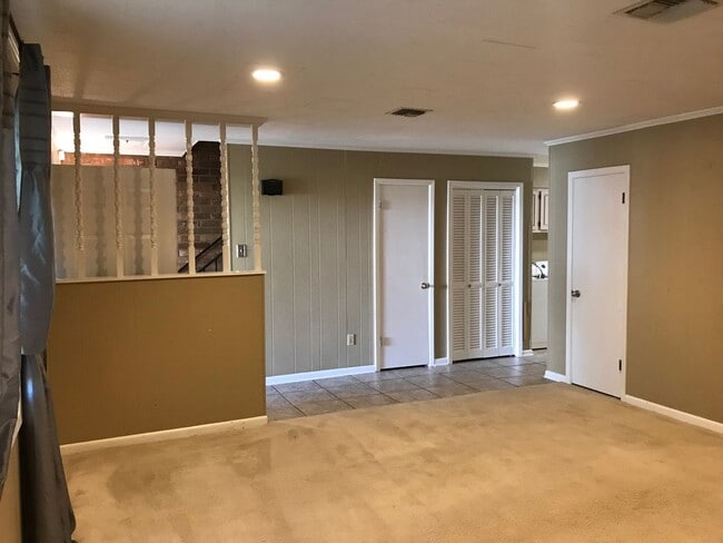 Building Photo - Three Bedroom , 2.5 Bathroom , Covered par...