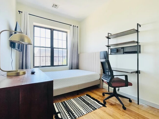 Foto del edificio - Furnished room/NOT APARTMENT