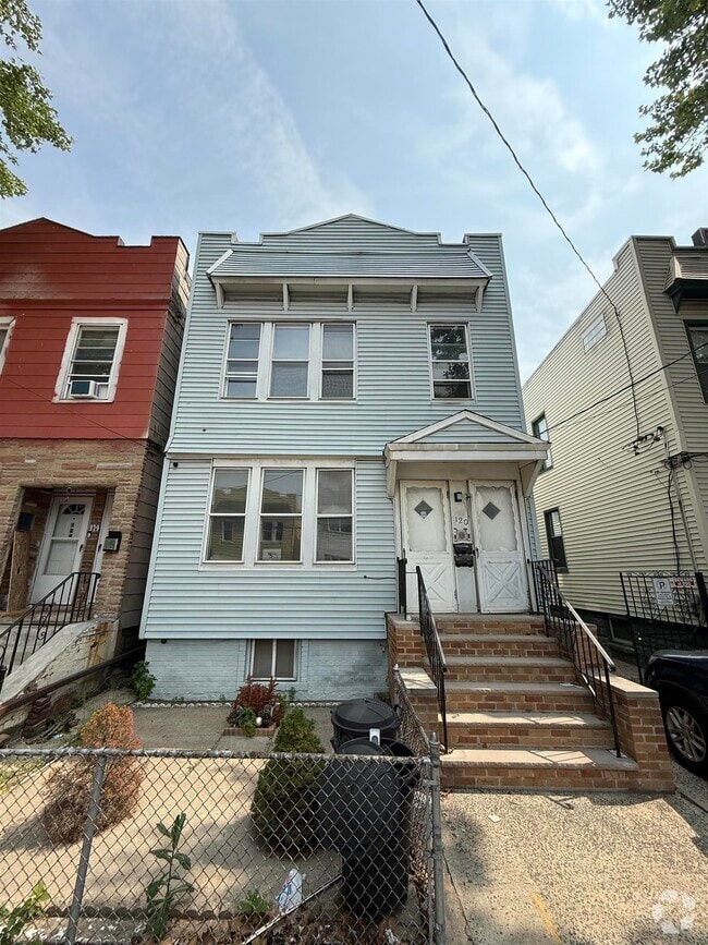 Building Photo - 120 Clarke Ave