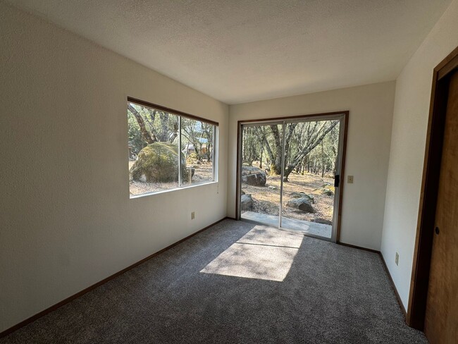 Foto del edificio - Lakewildwood single story home! New carpet...