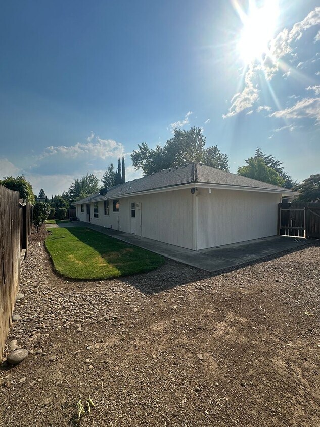 Foto del edificio - Corner Lot, RV Parking in North Medford!!