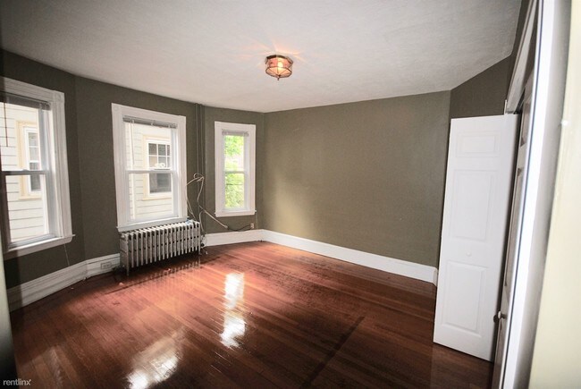 Building Photo - 4 br, 1 bath  - 18 Hinckley St