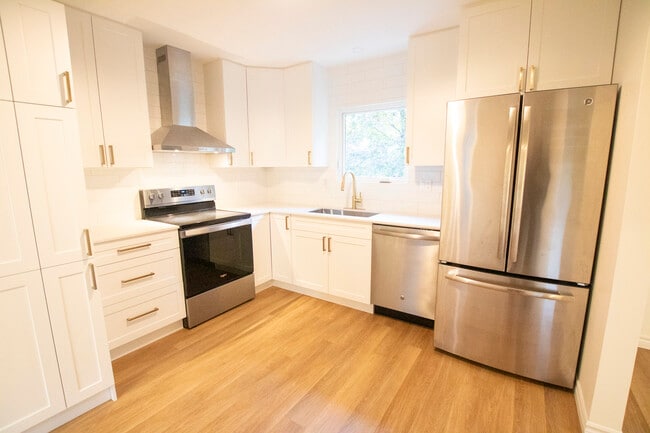 Building Photo - Byron Beauty!   2+ Den Home * Garage * Insuite Laundry * AVAIL NOW