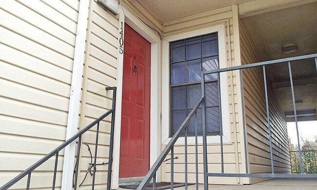 Building Photo - 2750 Holly Hall St