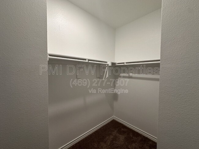 Building Photo - 649 Saxony Dr