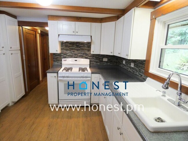 Building Photo - 523 Memorial Dr