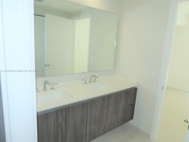 Foto del edificio - 488 NE 18th St