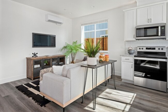 Foto del edificio - 2 Bed 1 BATH UPPER UNIT