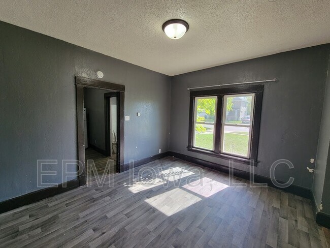 Building Photo - 206 Clay St