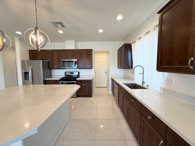 Building Photo - 4/BD 2.5/BA Modern Homewith Solar, Mountai...