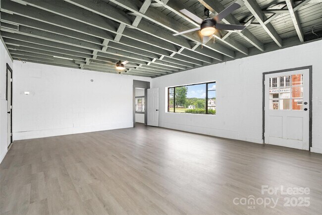 Foto del edificio - 412 Flat Dr