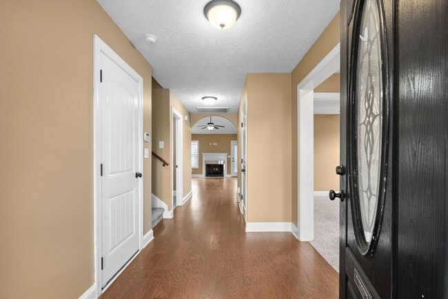 Building Photo - Three Bedroom with Bonus!