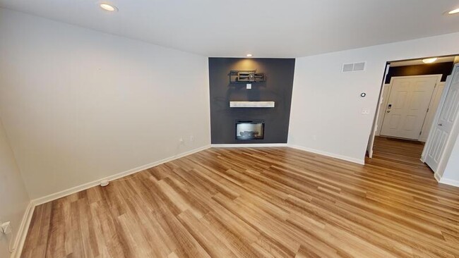 Building Photo - 6035 Ravine Ct