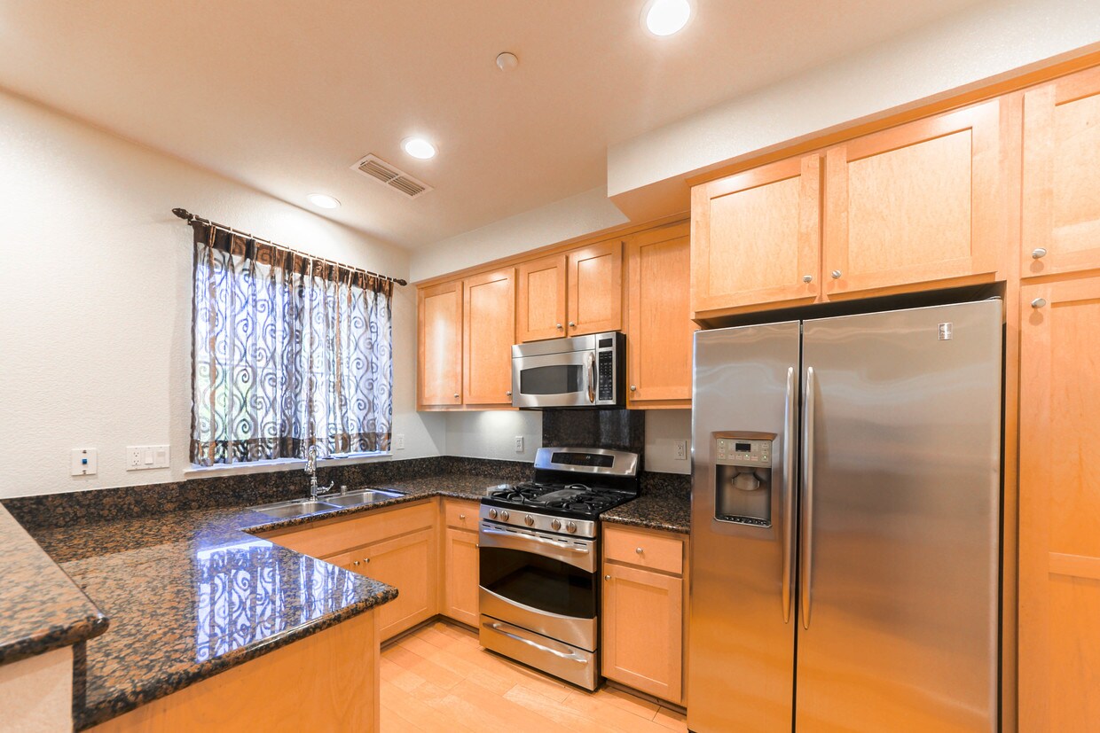 Primary Photo - Beautiful 3 Bed / 2.5 Bath Available Now!