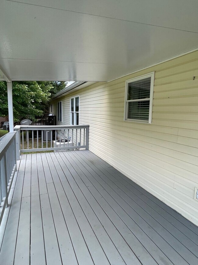 Foto del edificio - Three-Bedroom Two Bath Townhome in Charleston Cross Lanes Area