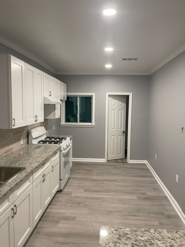 Building Photo - 3 bedrooms 2 baths - Only $1500 Per Month