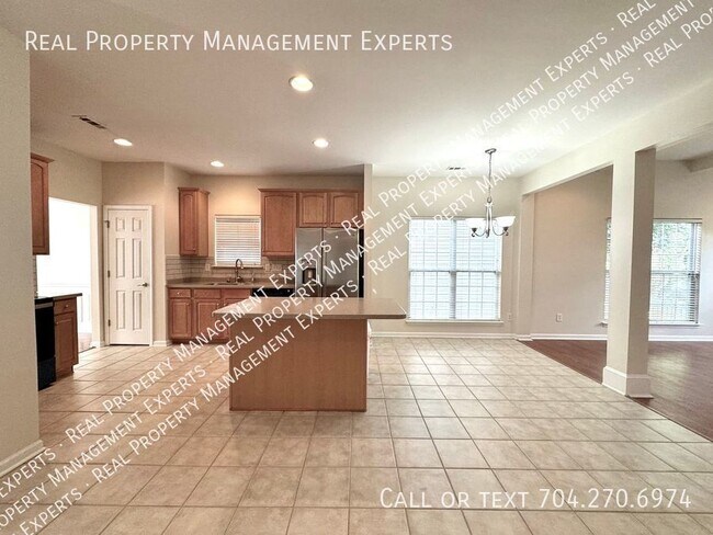 Building Photo - Beautiful & Spacious 5 Bedroom/2.5 Bath Ho...