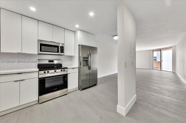 Foto del edificio - 1750 W 46th St