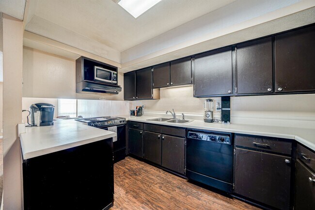 Foto del edificio - 6600 Poplar Woods Cir S