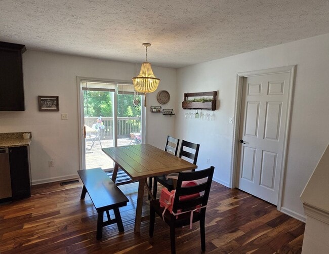 Building Photo - Spacious Single Family Home in Edgewood