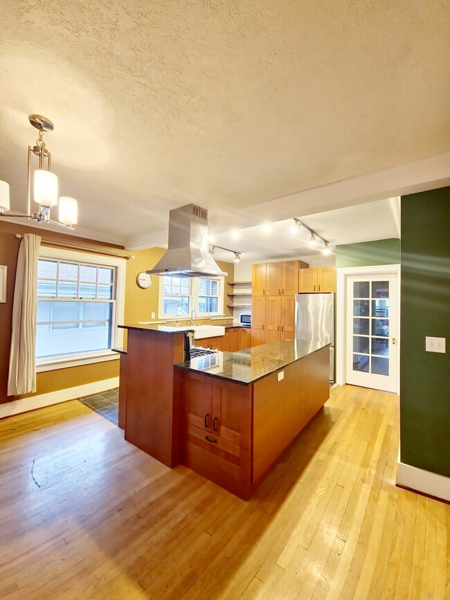 Building Photo - 1804 NE 24th Ave