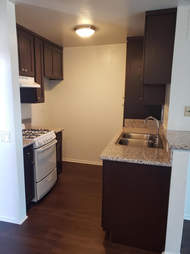 Primary Photo - 3056 Leeward Ave