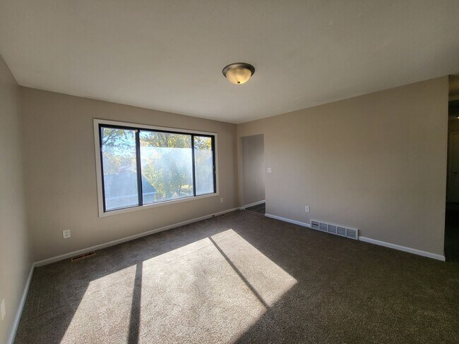 Foto del edificio - 4 Bedroom split-level home with garage!