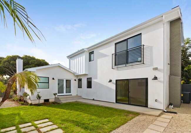 Building Photo - 2415 Cloverfield Blvd