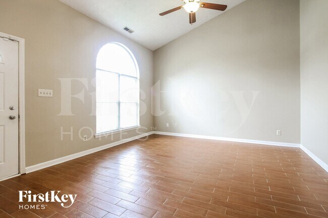 Foto del edificio - 1056 Oak Leaf Rd