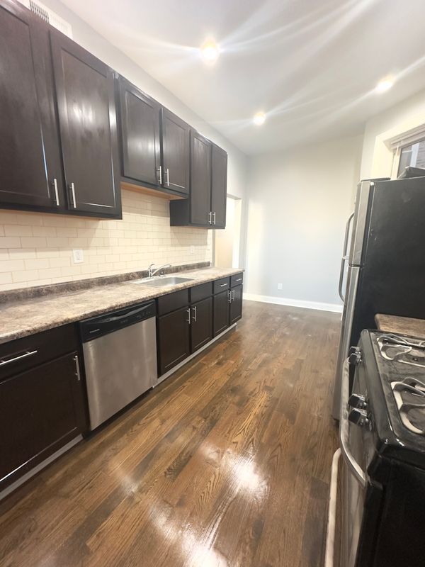 Building Photo - 908 W Montrose Ave