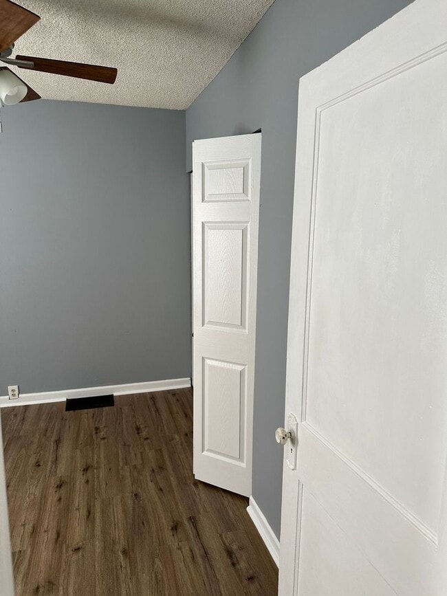 Building Photo - Quiet 1 Bedroom Home - Bevo Mill