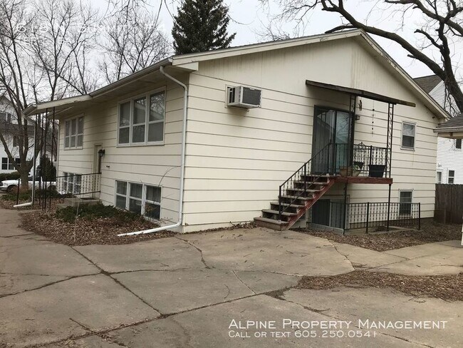Building Photo - 618 N Summit Ave
