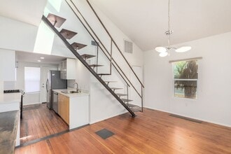 Building Photo - 1032 E Polk St