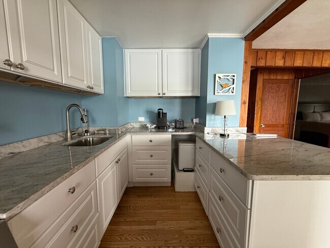 Foto del edificio - 1228 E Shore Dr