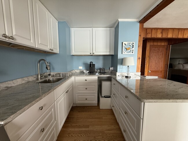 Building Photo - 1228 E Shore Dr
