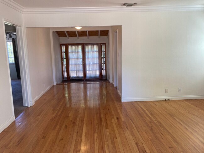 Ver a medida que entra - 4454 Laurelgrove Ave