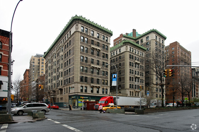 Building Photo - Astor