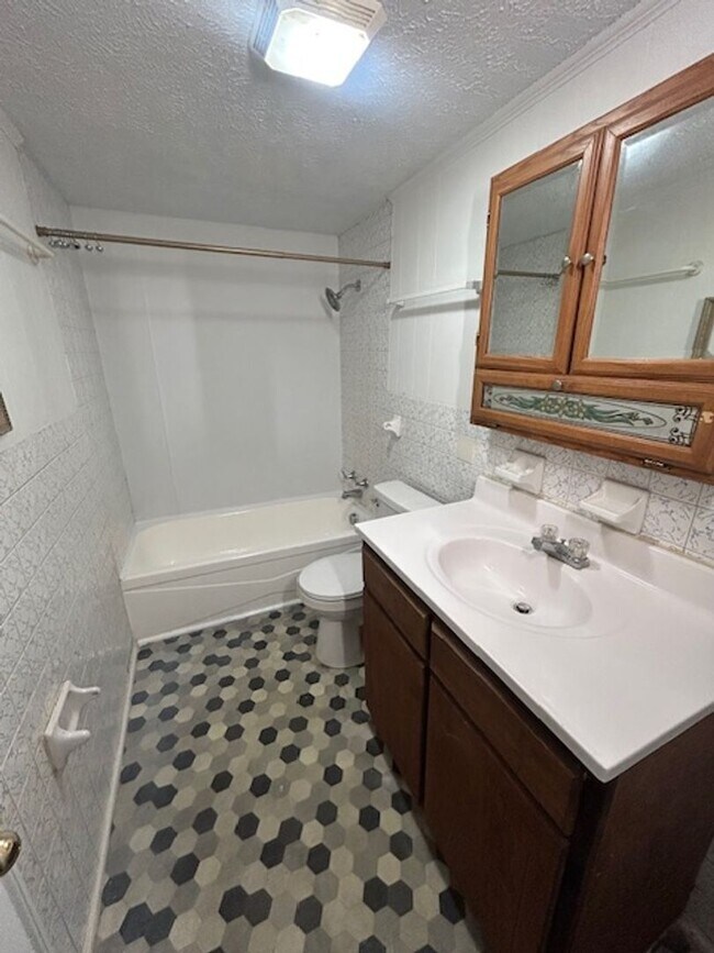 Foto del edificio - 3-Bedroom, 1-Bath House