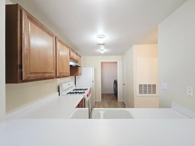 Building Photo - BEAUTIFUL GATED COMMUNITY WITH CLUBHOUSE, COMMUNITY POOL, COMMUNITY SPA, EXERCISE ROOM. FIRST FLO...