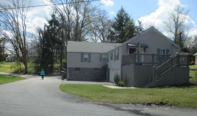 Building Photo - 1633 Otlahurst Dr
