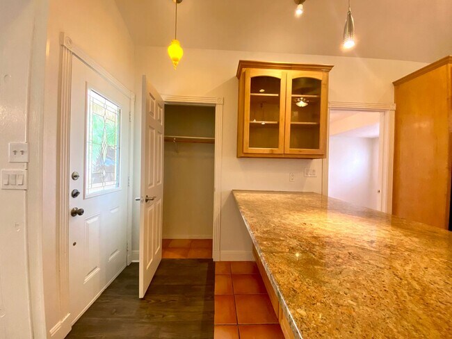 Foto del edificio - South Congress- 3/2 House- $3400