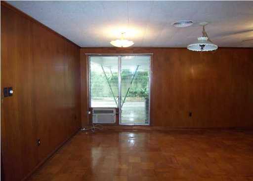 Building Photo - 6036 Eastwood Dr