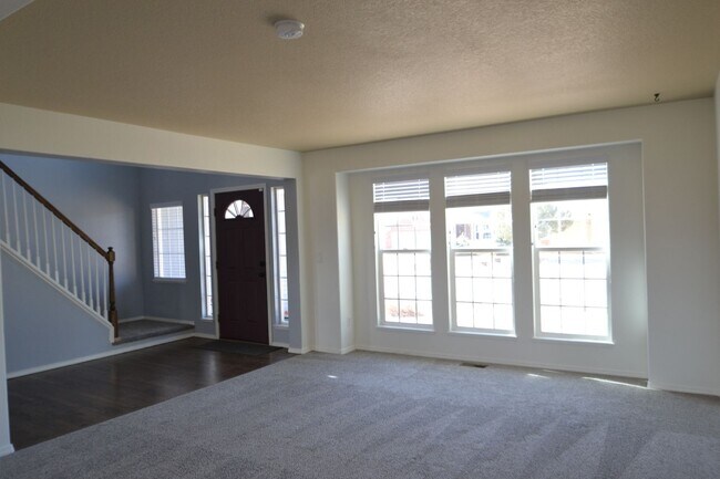 Foto del edificio - 6 Bed, 3.5 Bath Home Available Now!