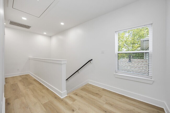Foto del edificio - 3327 Cornell St