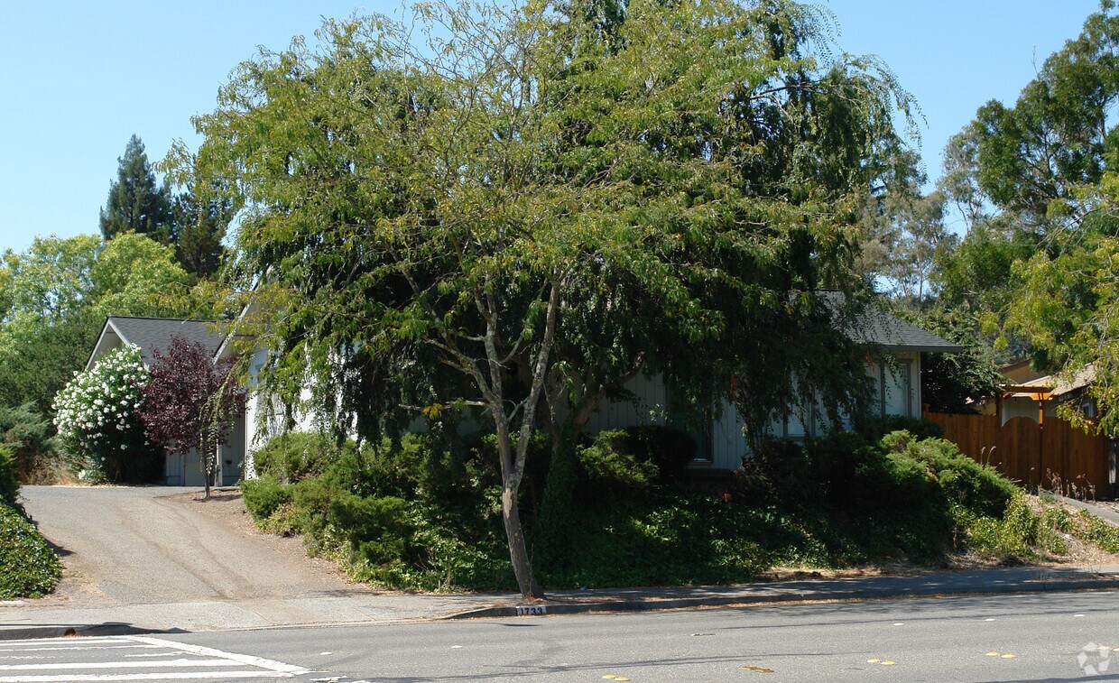 Primary Photo - 1733 Mission Blvd