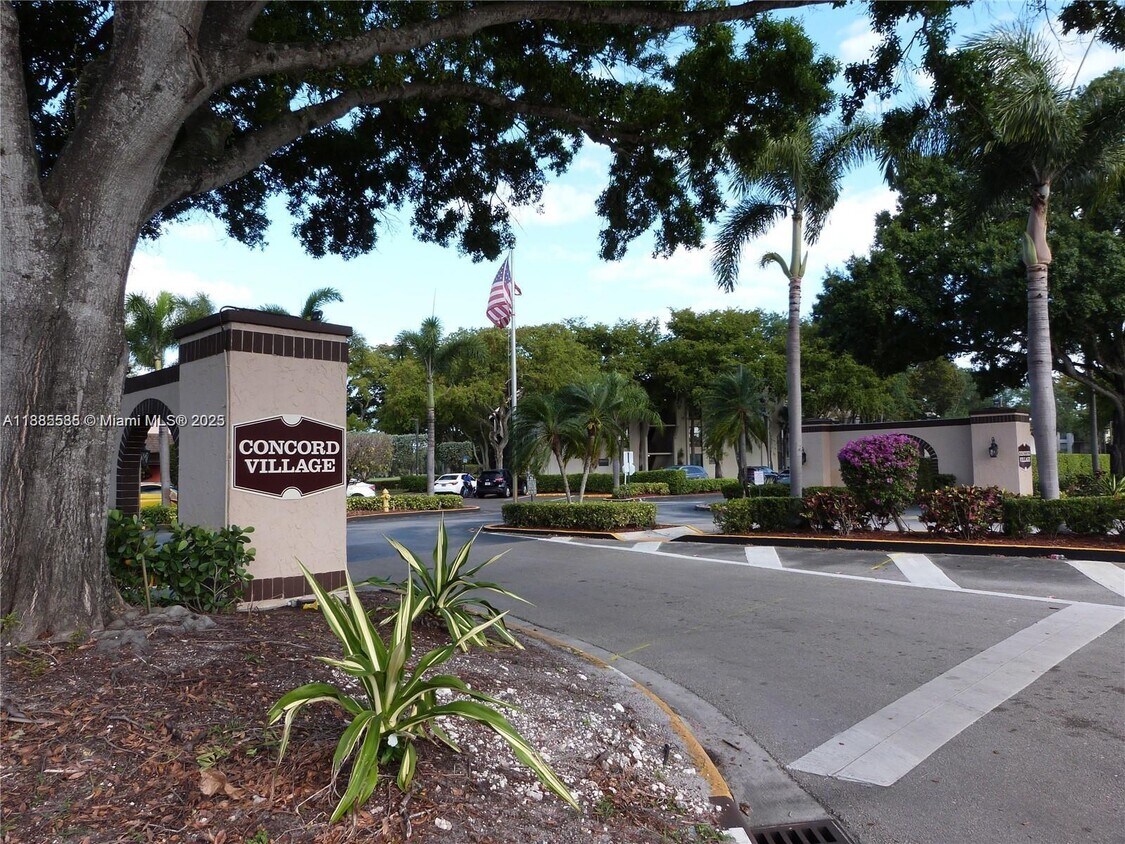 Foto principal - 6751 N University Dr