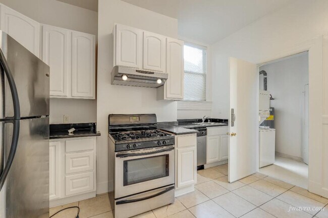 Foto del edificio - 3056 22nd St