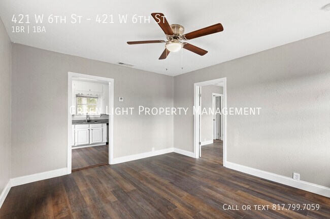 Foto del edificio - 421 W 6th St