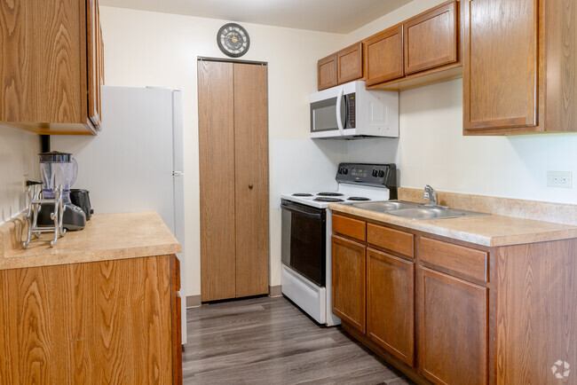 1BR, 1BA - 954SF - Woodstone Village Apartments